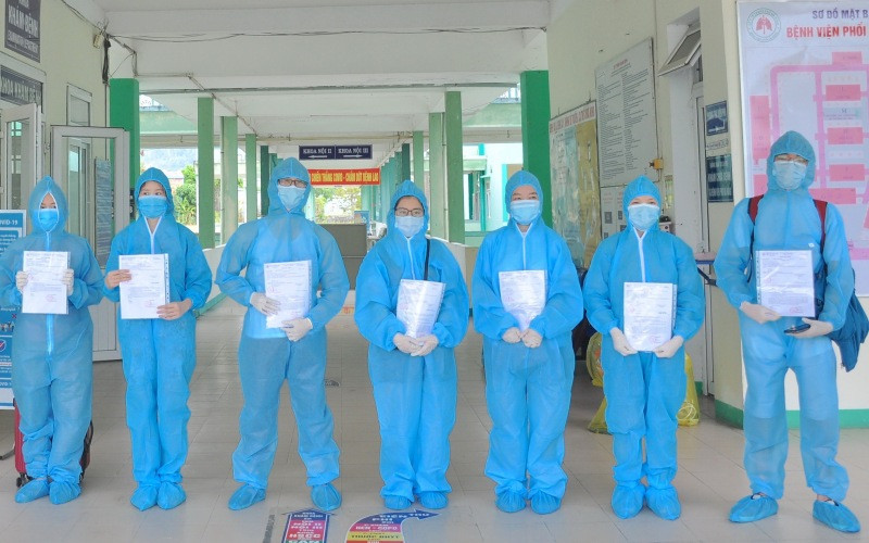 Bảy bệnh nhân xuất viện tại Bệnh viện Phổi Đà Nẵng sáng 8-6.