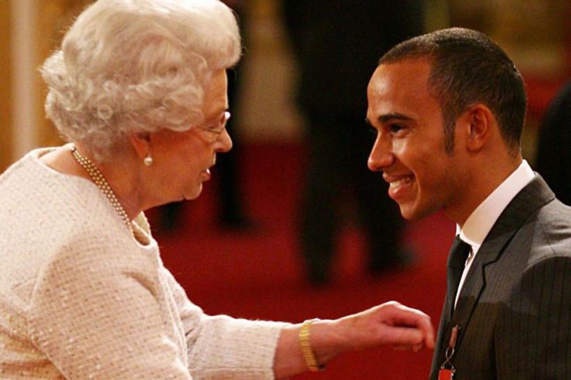 Nữ hoàng Anh trao huân chương cho Hamilton. (Ảnh: 24news)