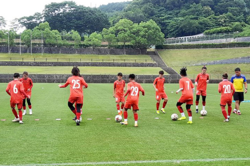 Đội tuyển nữ U18 Việt Nam trên sân tập sáng 21/6. (Ảnh: VFF)