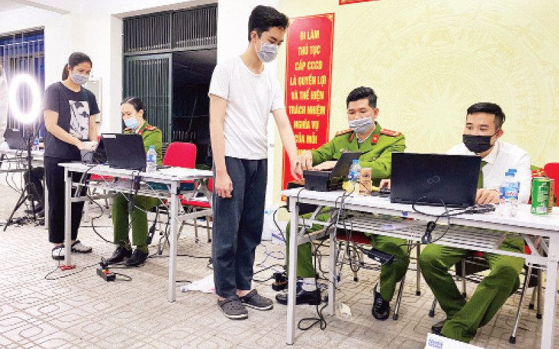 Công an quận Ba Đình (Hà Nội) làm ca đêm để cấp căn cước công dân mới cho người dân ở điểm cấp lưu động tại UBND phường Trúc Bạch.