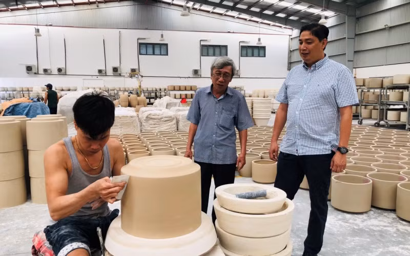 Sản xuất gốm tại Công ty TNHH gốm mỹ nghệ Hoàng Mỹ.