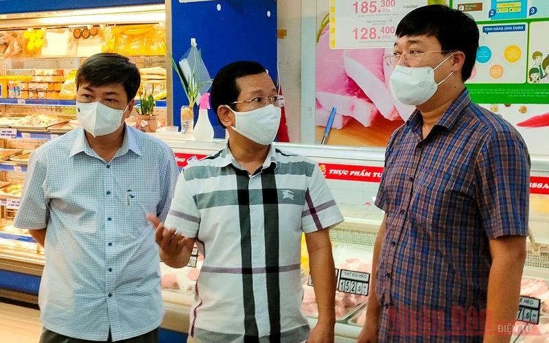 Bí thư Tỉnh ủy Đồng Tháp Lê Quốc Phong (bìa phải) kiểm tra công tác phòng, chống dịch Covid-19 tại siêu thị Co.opmart Sa Đéc.
