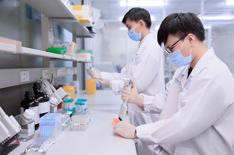 Chuyên viên thực hiện xét nghiệm tại phòng LAB của Gene Solutions.