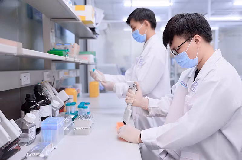 Chuyên viên thực hiện xét nghiệm tại phòng LAB của Gene Solutions.