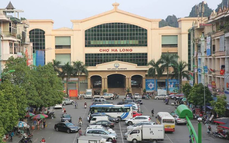 Khu vực chợ Hạ Long 1 , nơi bắt quả tang đối tượng đang có hành vi chiếm đoạt tiền của doanh nghiệp.