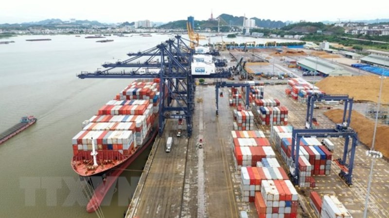 Tàu chở hàng cập cảng container quốc tế Cái Lân. (Ảnh: TTXVN)
