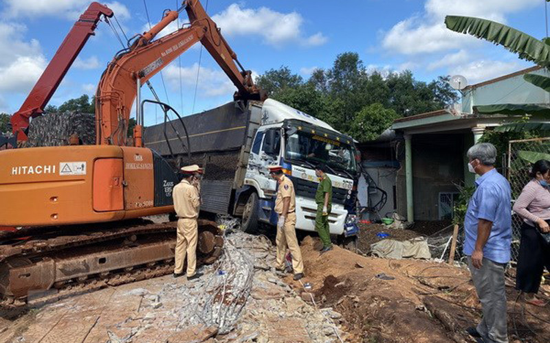 Lực lượng chức năng sử dụng xe chuyên dụng cẩu xe tải, khắc phục hậu quả vụ tai nạn. (Ảnh: TTXVN)