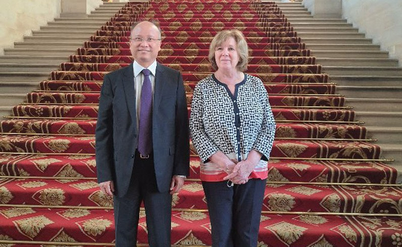 Đại sứ Việt Nam tại Pháp Đinh Toàn Thắng và bà Catherine Deroche, Chủ tịch Nhóm Nghị sĩ Hữu nghị Pháp - Việt Nam tại Thượng viện Pháp.