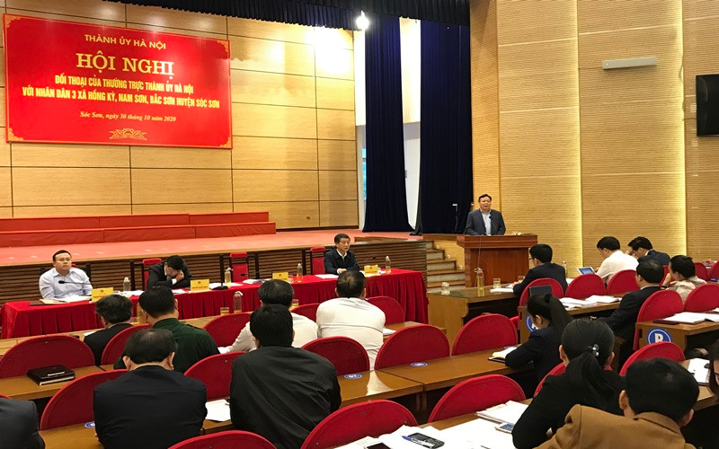 Lãnh đạo TP Hà Nội đối thoại với người dân các xã sống gần bãi rác Nam Sơn. (Ảnh: Đắc Sơn)