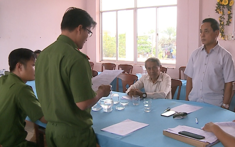 Cơ quan CSĐT, Công an tỉnh Bạc Liêu đọc Quyết định khởi tố, lệnh bắt tạm giam các bị can.