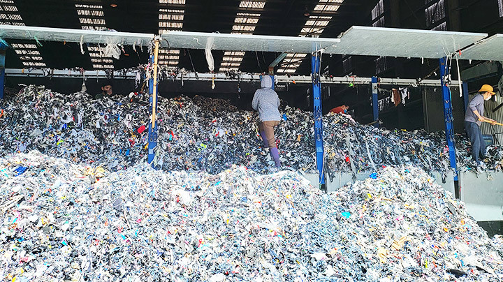 Kho chứa rác băm nhỏ của Nhà máy xi-măng Bút Sơn.