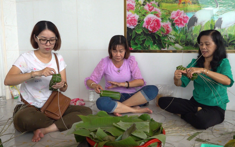 Chị em phụ nữ gói bánh tét gửi ra vùng lũ.