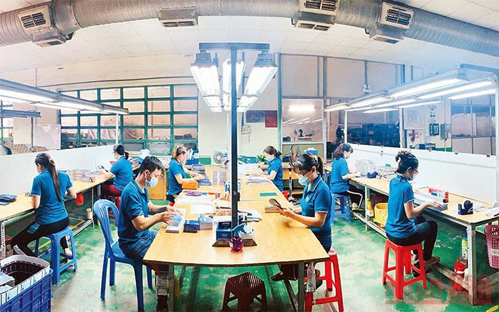 Người lao động sản xuất theo quy định giãn cách ở TP Hồ Chí Minh (Ảnh: BND).