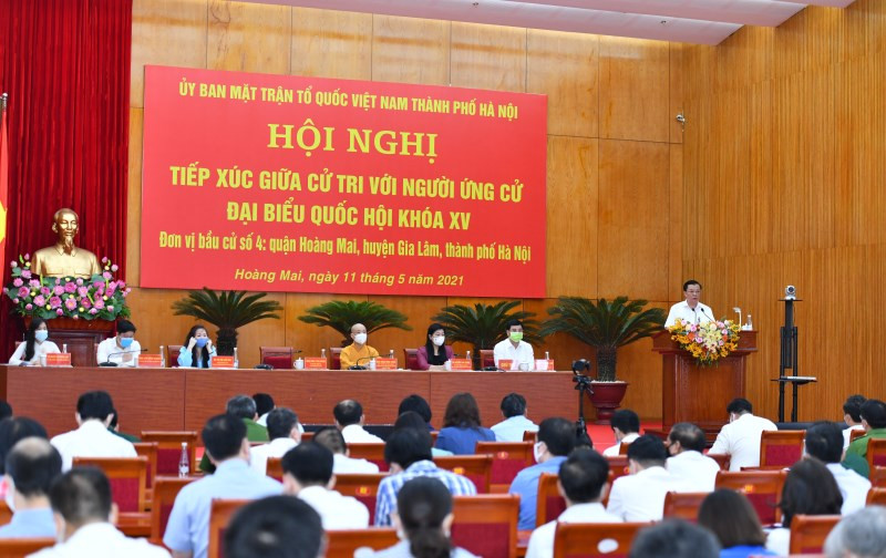 Quang cảnh hội nghị tiếp xúc cử tri với người ứng cử Đại biểu Quốc hội khoá XV. 