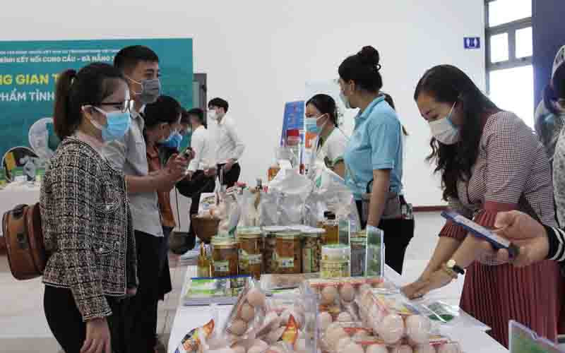 Đại biểu tham quan các gian hàng.