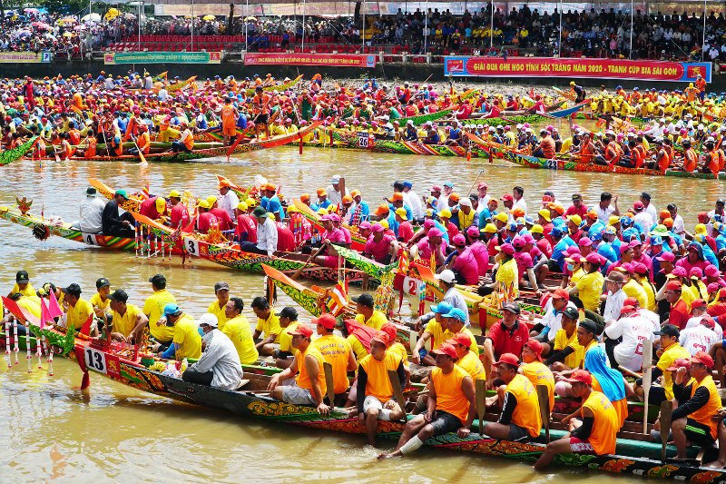Các đội ghe ngo tập trung tại lễ khai mạc cuộc đua.