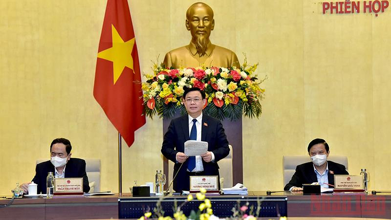 Chủ tịch Quốc hội Vương Đình Huệ phát biểu bế mạc phiên họp. Ảnh: Duy Linh