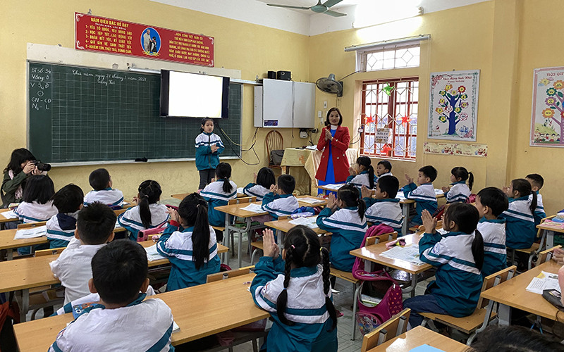Cô giáo và học sinh lớp 1 Trường tiểu học xã Nhân Thịnh, huyện Lý Nhân (Hà Nam) trong giờ học tiếng Việt.