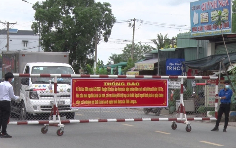 Chốt kiểm soát trên tỉnh lộ 830C giáp ranh TP.HCM kiểm soát người và phương tiện đi vào địa phận tỉnh Long An.