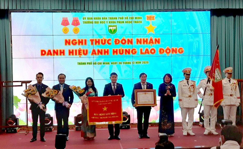 Phó Chủ tịch nước Đặng Thị Ngọc Thịnh trao tặng danh hiệu Anh hùng Lao động cho Trường Đại học Y khoa Phạm Ngọc Thạch.