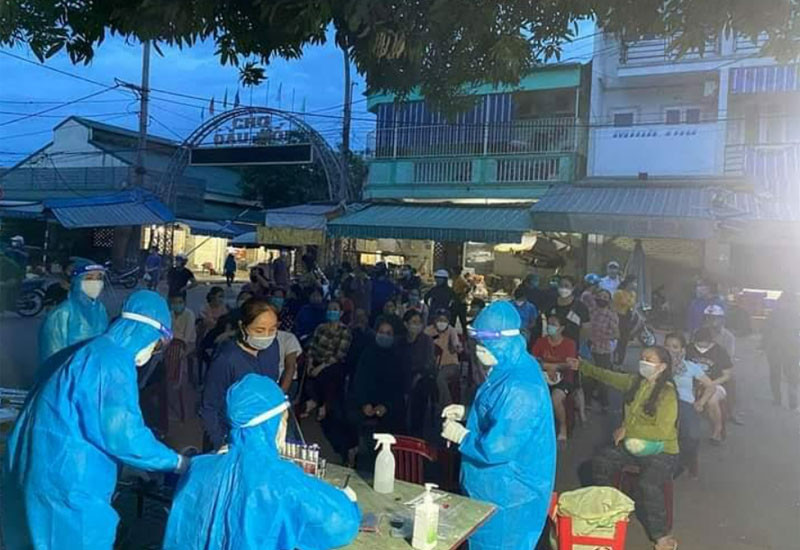 Xét nghiệm, truy vết F0 liên quan đến chợ đầu mối Vinh.