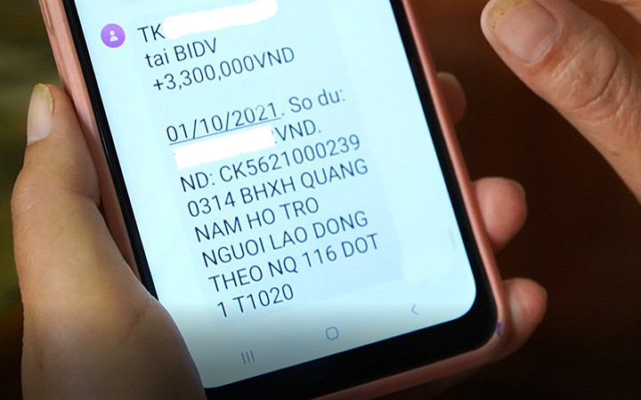 Lao động ở Quảng Nam nhận tiền hỗ trợ qua tài khoản ngân hàng (Ảnh: Thanh Dũng).