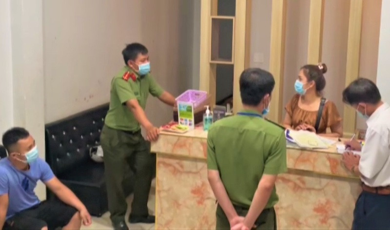 Các lực lượng chức năng làm việc với quản lý quán Karaoke Hoa Sữa 3 ở số 201 đường Y Moan, phường Tân Lợi, TP Buôn Ma Thuột.