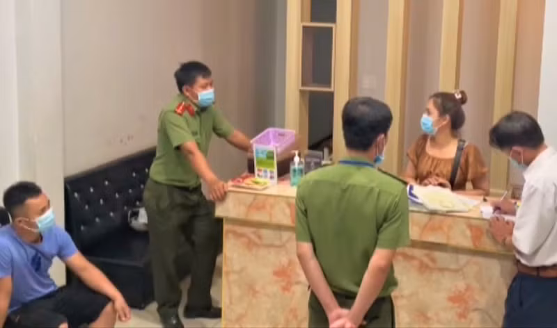 Các lực lượng chức năng làm việc với quản lý quán Karaoke Hoa Sữa 3 ở số 201 đường Y Moan, phường Tân Lợi, TP Buôn Ma Thuột.