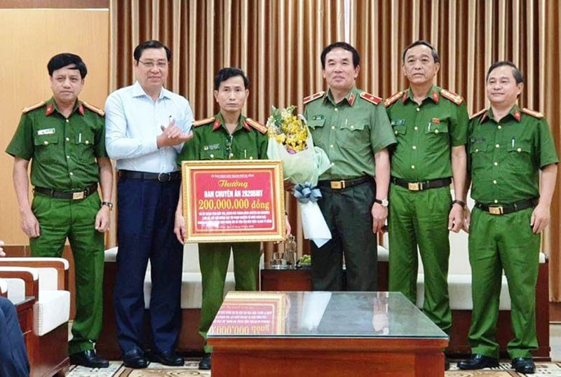 Chủ tịch UBND TP Đà Nẵng Huỳnh Đức Thơ trao thưởng cho Công an TP Đà Nẵng.