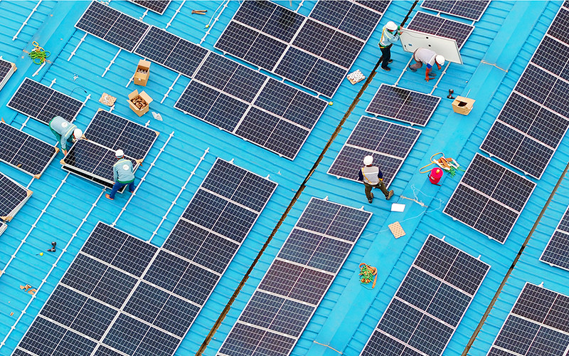 Lắp đặt pin mặt trời áp mái tại Nhà máy Nước mặt sông Đuống (Hà Nội). (Ảnh ĐỨC ANH)