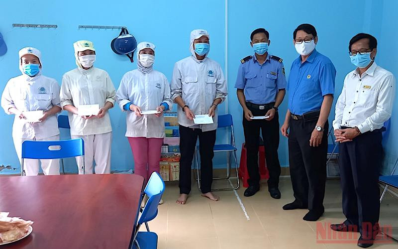 Liên đoàn Lao động Cà Mau hỗ trợ cho công nhân thuỷ sản thực hiện phương án sản xuất “3 tại chổ”.