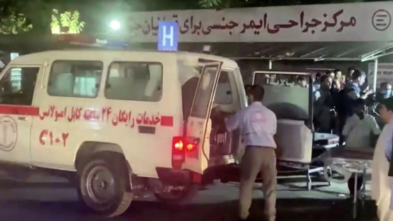 Một chiếc xe cứu thương chở người bị nạn tới bệnh viện sau một vụ tấn công tại sân bay Kabul, ở Kabul, Afghanistan, ngày 26/8/2021. (Ảnh: Reuters)