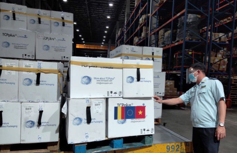 Hải quan sân bay quốc tế Tân Sơn Nhất làm thủ tục thông quan lô hàng 300 nghìn liều vaccine do Chính phủ Romania tài trợ Việt Nam.