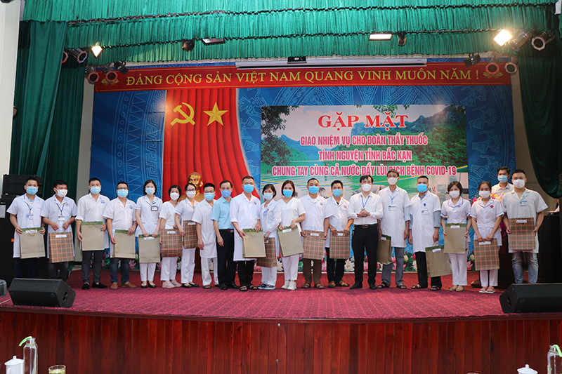 Lãnh đạo Sở Y tế Bắc Kạn tặng quà, động viên 18 bác sĩ, nhân viên y tế. 