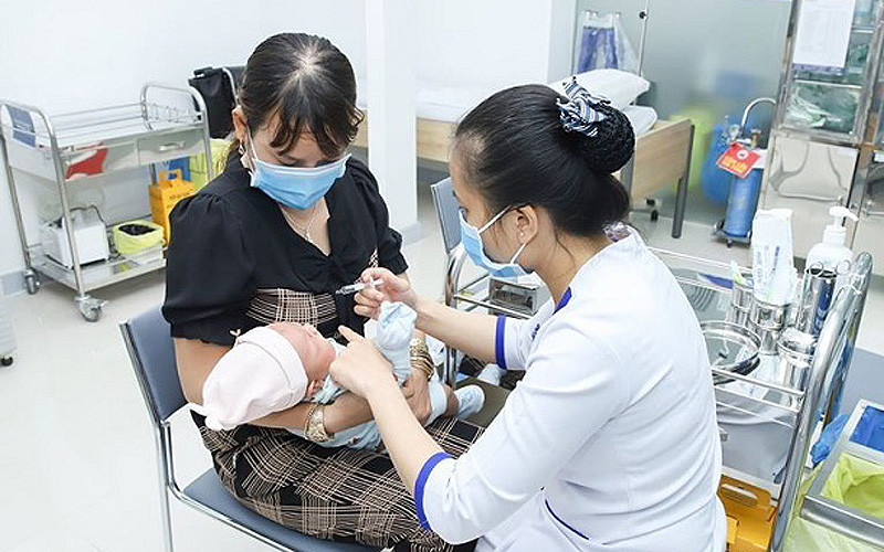 Cha mẹ đừng vì sợ dịch bệnh mà bỏ lỡ các mũi tiêm chủng quan trọng của con. Tiêm vaccine trong chương trình tiêm chủng mở rộng là biện pháp phòng ngừa bệnh an toàn và hiệu quả dành cho trẻ.(Ảnh: ST)