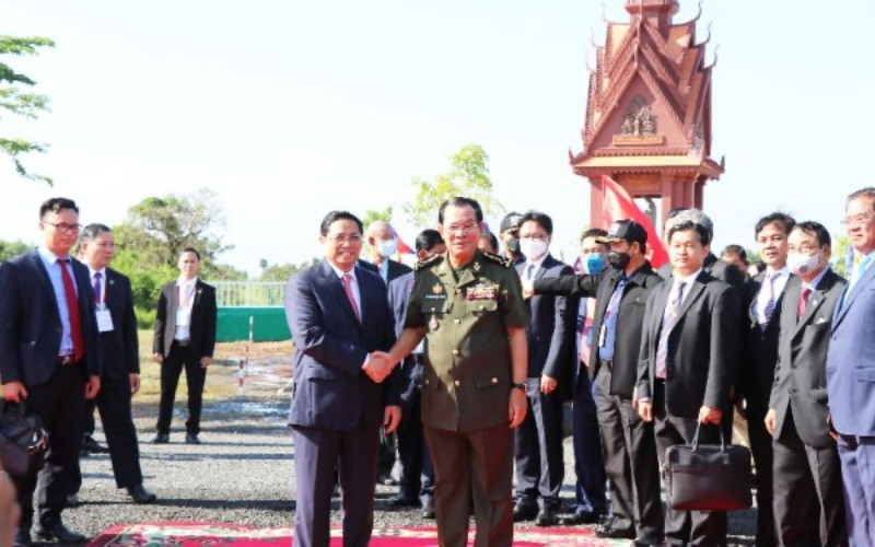 Thủ tướng Phạm Minh Chính đón Thủ tướng Campuchia Hun Sen tại biên giới Việt Nam-Campuchia.