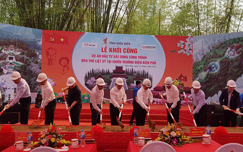 Đồng chí Đinh Tiến Dũng và lãnh đạo tỉnh Điện Biên động thổ khởi công công trình.