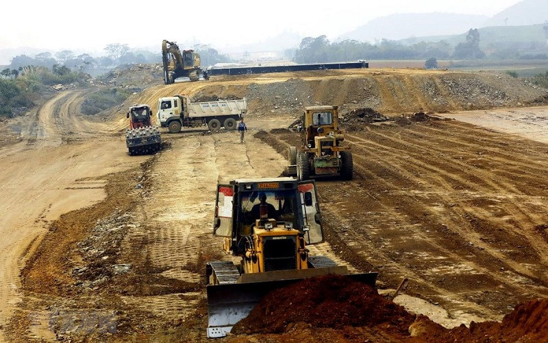 Nhà thầu thi công đoạn tuyến của dự án cao tốc Bắc-Nam phía Đông. (Ảnh: Huy Hùng/TTXVN)