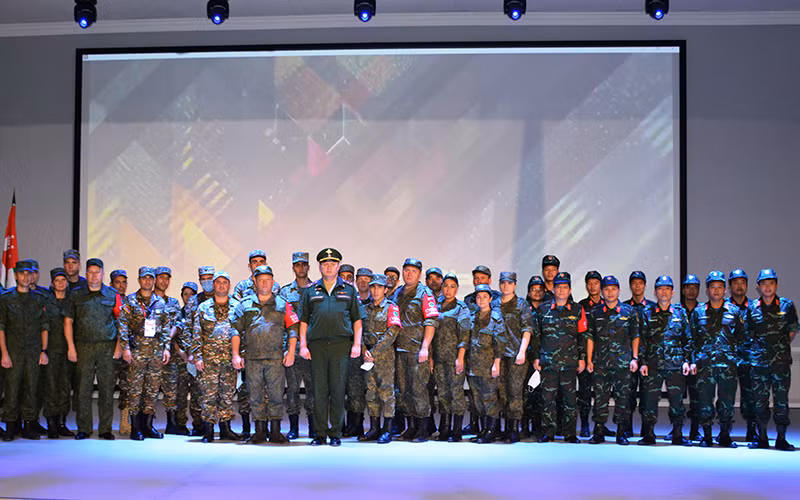 Đại diện Ban Tổ chức cuộc thi “Bếp dã chiến” chụp ảnh chung với các đội tuyển tại lễ khai mạc. Ảnh: PHƯƠNG LINH/Quân đội nhân dân.