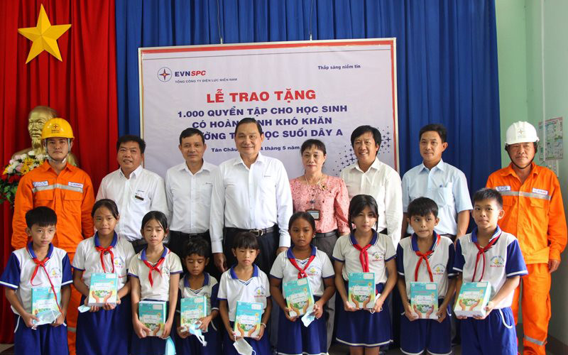 Ông Nguyễn Văn Hợp, Chủ tịch Hội đồng thành viên EVNSPC và đoàn công tác trao tặng quà, thiết bị học tập cho công nhân, học sinh tại huyện Tân Châu, tỉnh Tây Ninh.