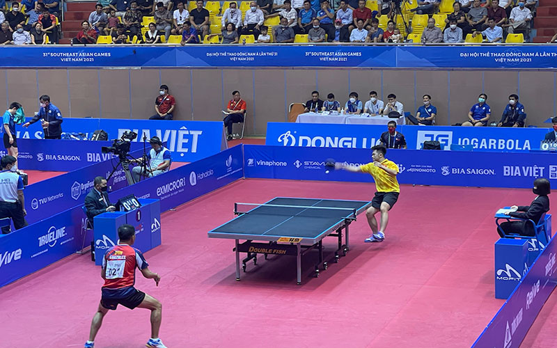 Vận động viên Nguyễn Đức Tuân thi đấu với vận động viên Philippines tại vòng loại nội dung đơn nam.