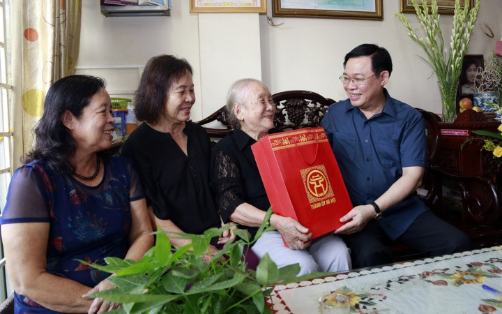 Đồng chí Vương Đình Huệ, Ủy viên Bộ Chính trị, Bí thư Thành ủy Hà Nội thăm hỏi, tặng quà bà Doãn Thị Ngọc Trâm (mẹ liệt sĩ Đặng Thùy Trâm).