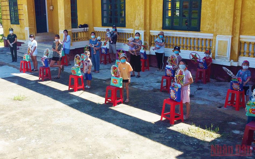 Bộ đội Biên phòng Quảng Bình tặng quà cho các cháu ở khu cách ly tập trung huyện Bố Trạch.