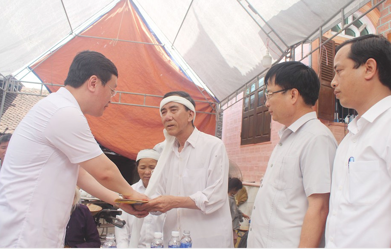 Chủ tịch UBND tỉnh Nghệ An thay mặt lãnh đạo tỉnh gửi lời thăm hỏi, động viên và chia buồn với gia đình em Nhã. Ảnh: Việt Hùng