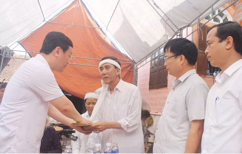 Chủ tịch UBND tỉnh Nghệ An thay mặt lãnh đạo tỉnh gửi lời thăm hỏi, động viên và chia buồn với gia đình em Nhã. Ảnh: Việt Hùng