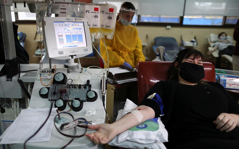 Một nữ bệnh nhân Covid-19 đã hoàn toàn hồi phục đang hiến huyết tương tại bệnh viện. Ảnh: Reuters