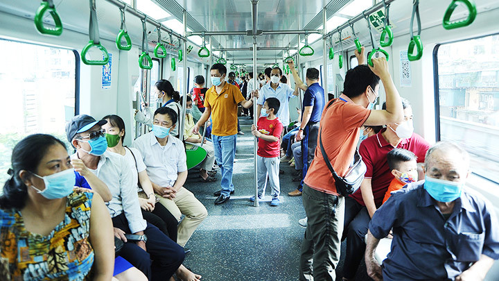 Người dân trải nghiệm đi tàu điện trên cao Cát Linh - Hà Đông. Ảnh: NAM ANH