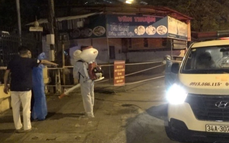 Lực lượng chức năng tiến hành phun khử khuẩn và cách ly tạm thời khu vực xóm Gốc Mít trong đêm 18-5.