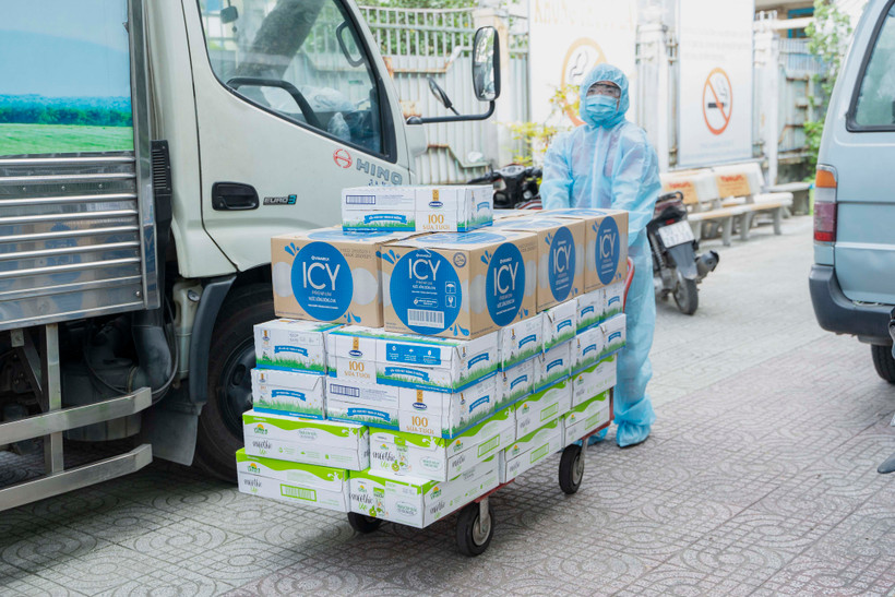 48.000 sản phẩm gồm sữa tươi, nước giải khát, sữa trái cây Vinamilk đã kịp thời tiếp sức cho các cán bộ tuyến đầu TP Hồ Chí Minh. (Ảnh: VNM)