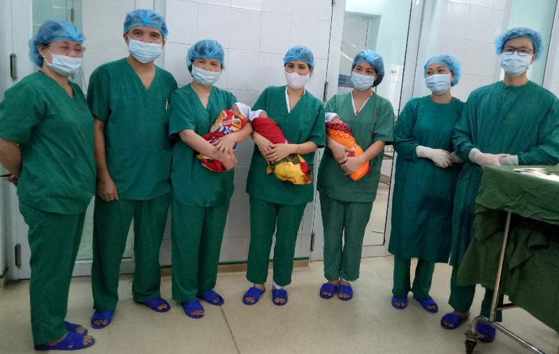 Kíp mổ thực hiện phẫu thuật thành công ba bé trai sinh cùng trứng.